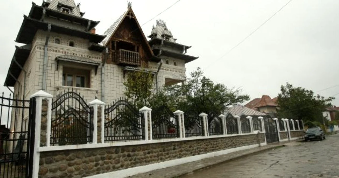 Un palat ţigănesc din Strehaia a fost pus sub sechestru de Fiscul mehedinţean. Foto: arhivă