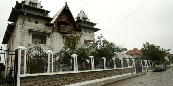 Un palat ţigănesc din Strehaia a fost pus sub sechestru de Fiscul mehedinţean. Foto: arhivă