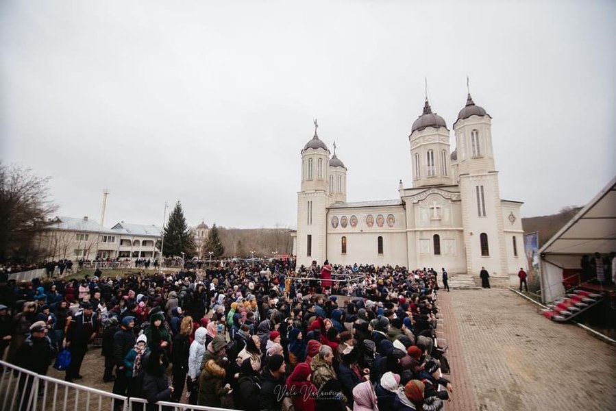 Mii de credincioși vin la „Bethleemul” României. A început pelerinajul la Peștera Sfântului Andrei, din Dobrogea