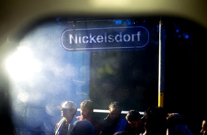 
    Refugiaţii sunt aşteptaţi de trenuri în Austria, care îi duc spre GermaniaFoto: AFP  