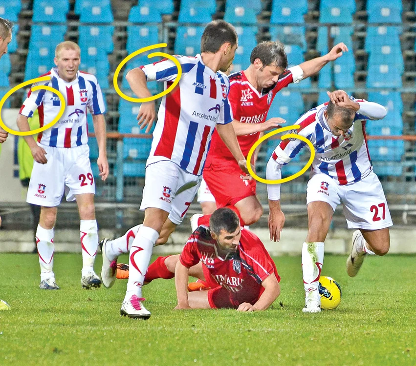 
    Cei de la Oţelul au jucat  cu banderole la meciul  cu Voinţa  