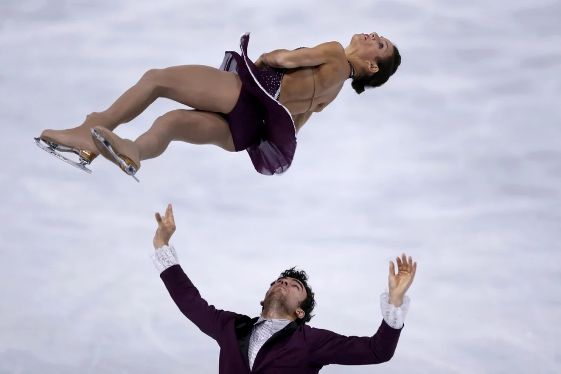Meagan Duhamel si Eric Radford din Canada fac acrobatii in timpul programului de patinaj liber perechi in cadrul Trofeului ISU Bompard la Bercy in Paris foto reuters