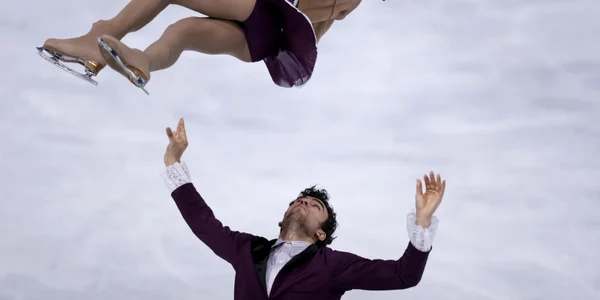 Meagan Duhamel si Eric Radford din Canada fac acrobatii in timpul programului de patinaj liber perechi in cadrul Trofeului ISU Bompard la Bercy in Paris foto reuters