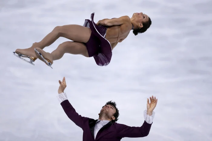 Meagan Duhamel si Eric Radford din Canada fac acrobatii in timpul programului de patinaj liber perechi in cadrul Trofeului ISU Bompard la Bercy in Paris foto reuters