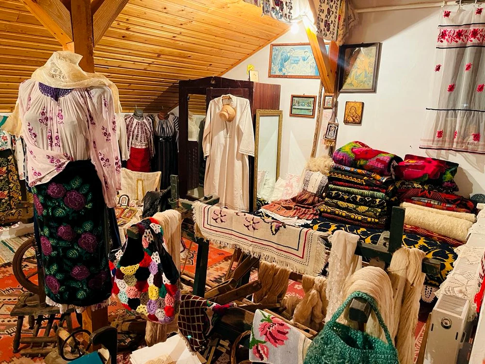Cele peste 150 de costume populare provin în mare parte din Muntenia FOTO. C. Ilie