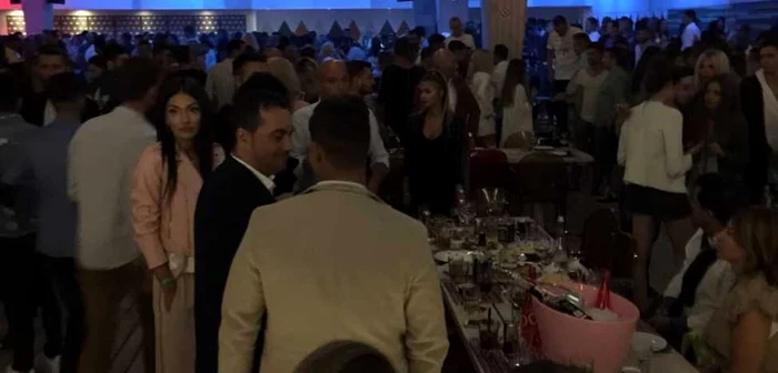 Senatorul Niculae Bădălau în dreapta, la masă, alături de soţia sa. În centrul fotografiei pot fi văzuţi fiul senatorului (cu spatele) care stă de vorbă cu Marian Mina