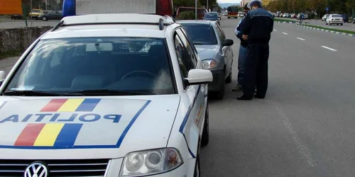 Polițiștii l-au prins pe șoferul care nu a oprit la semnalele agenților