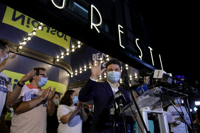 
    Nicușor Dan, alături de simpatizanțiInquam Photos / Octav Ganea  