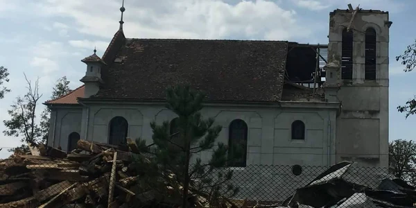 Biserica reformată de la Dumbrava (judeţul Timiş) a rămas fără turn FOTO Facebook/Czapp Istvan