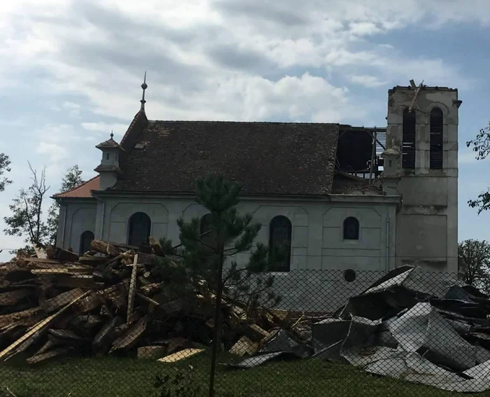 Biserica reformată de la Dumbrava (judeţul Timiş) a rămas fără turn FOTO Facebook/Czapp Istvan