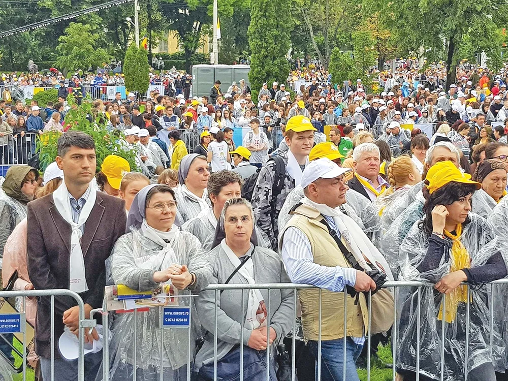 Iaşi. Nici ploaia nu a gonit cei peste 150.000 de credincioşi