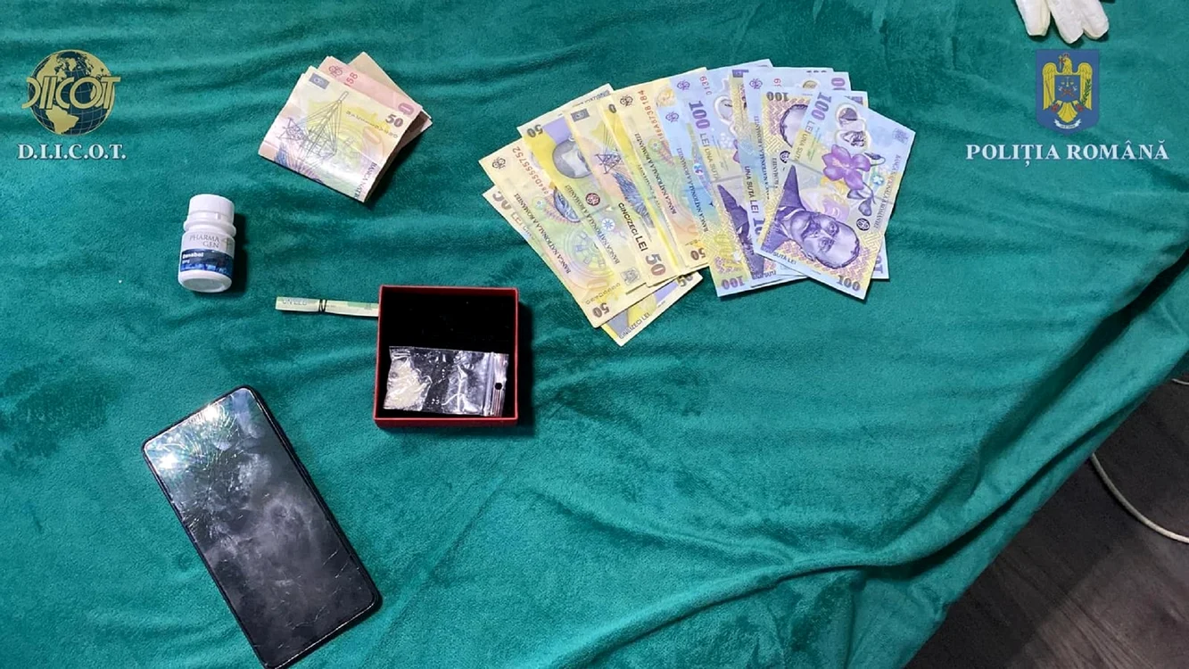 Bani, telefoane și droguri confiscate de procurorii DIICOT Sibiu