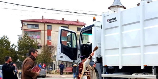masina de strans gunoiul sfintita foto ioan roman
