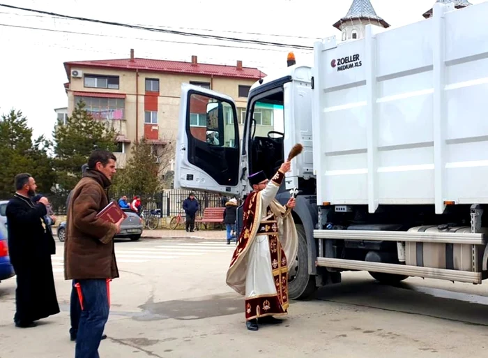 Maşina de strâns gunoiul sfinţită de Bobotează FOTO IOan Roman