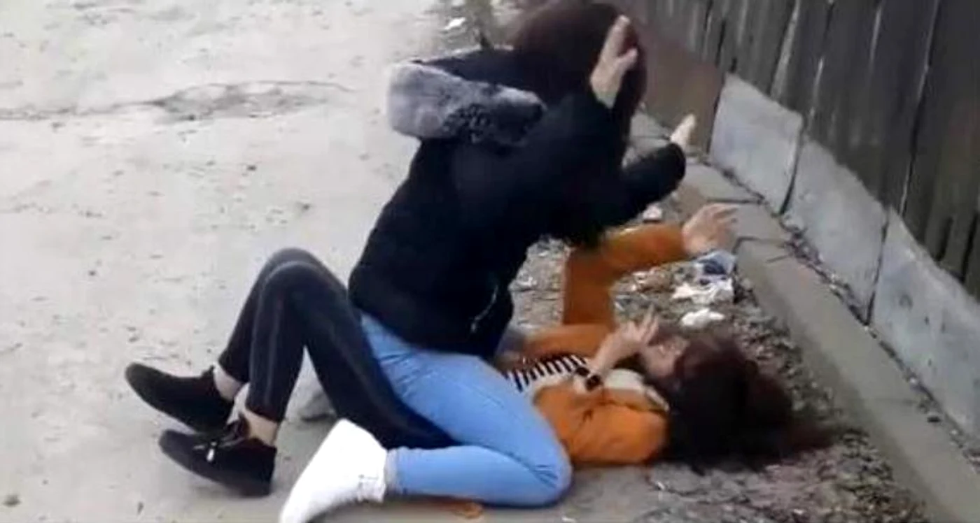 
    Eleva agresată acuză dureri la ficat și la gât după bătaie  