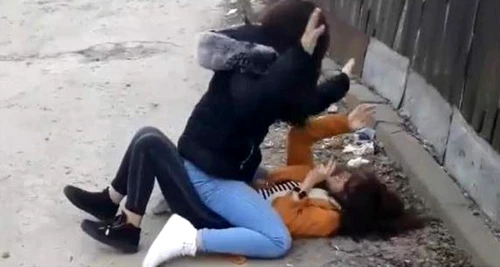 Eleva agresată acuză dureri la ficat și la gât după bătaie