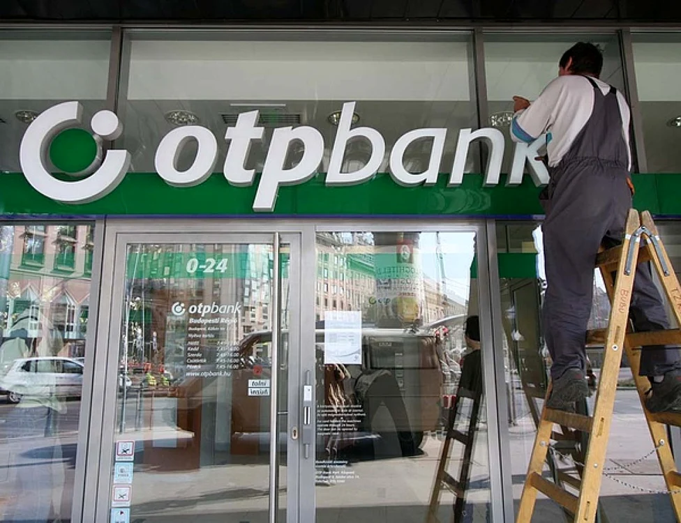Luni, unităţile din reţeaua teritorială extinsă a OTP Bank, inclusiv fostele unităţi bancare ale Millennium Bank, vor fi deschise începând cu ora 12:00