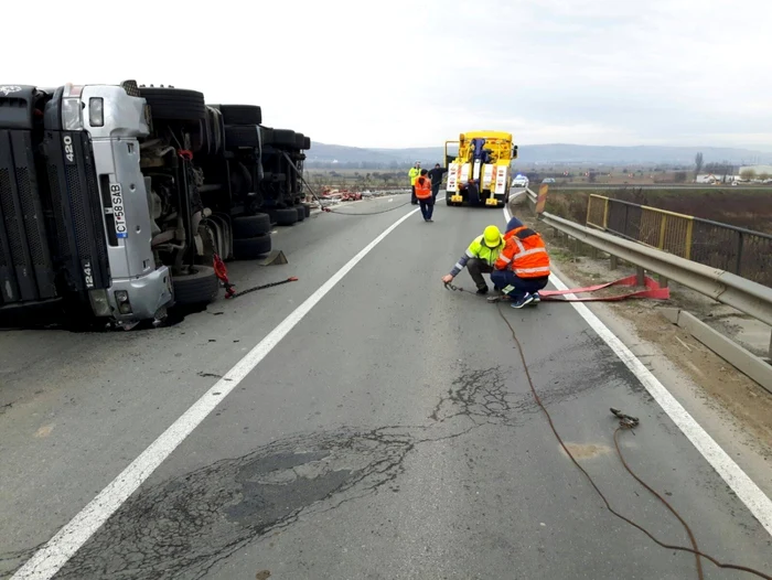 Autotrenul încărcat cu bumbac s-a răsturnat din cauza vitezei. Foto: ISU Alba