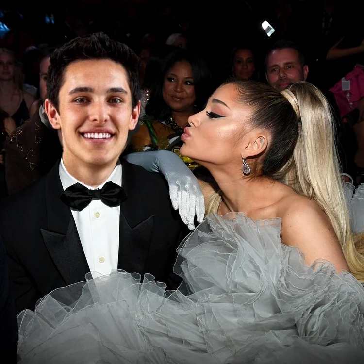 Ariana Grande și Dalton Gomez sunt căsătoriți de 2 ani