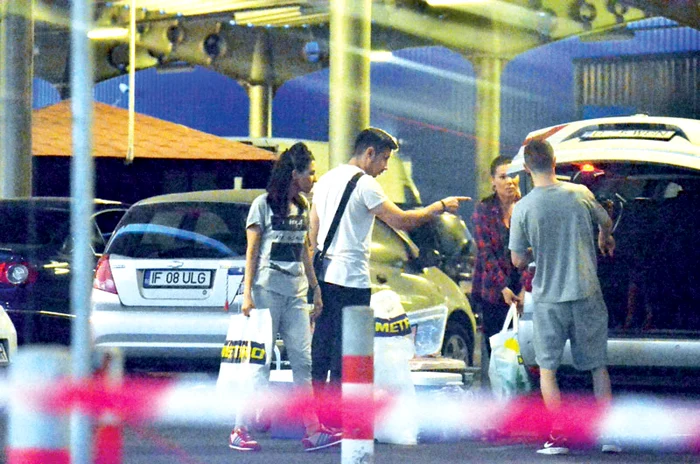 Grupul de prieteni aranjează sacoșele în mașină