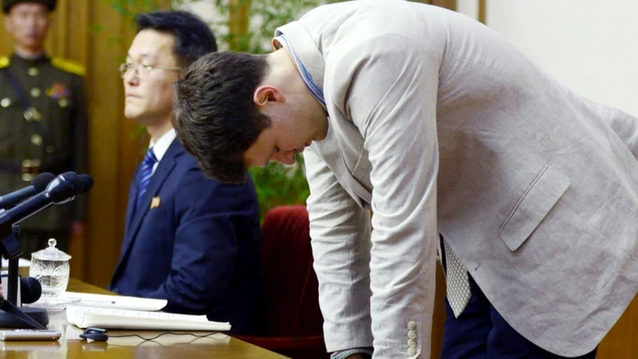 Studentul american Otto Warmbier a fost condamnat pentru că a furat un banner inscripţionat cu un slogan politic FOTO AP