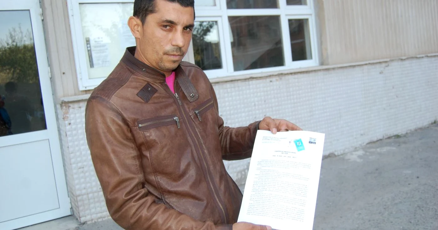 Gabriel Romică Svalea cu certificatul medico-legal pentru care a plătit 38 de lei. Foto: Liviu Ghinea