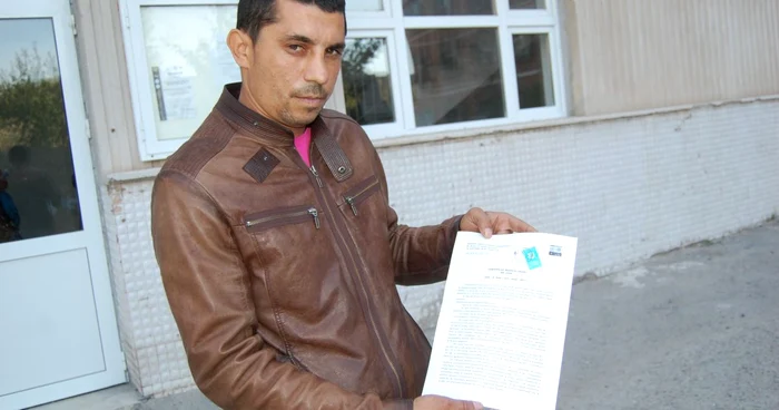Gabriel Romică Svalea cu certificatul medico-legal pentru care a plătit 38 de lei. Foto: Liviu Ghinea