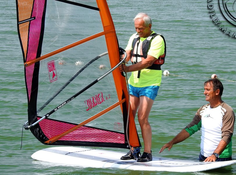 La aproape 81 de ani, Theodor Stolojan s-a apucat de windsurfing. „Și când te gândești că Băsescu îl plângea că e pe moarte”