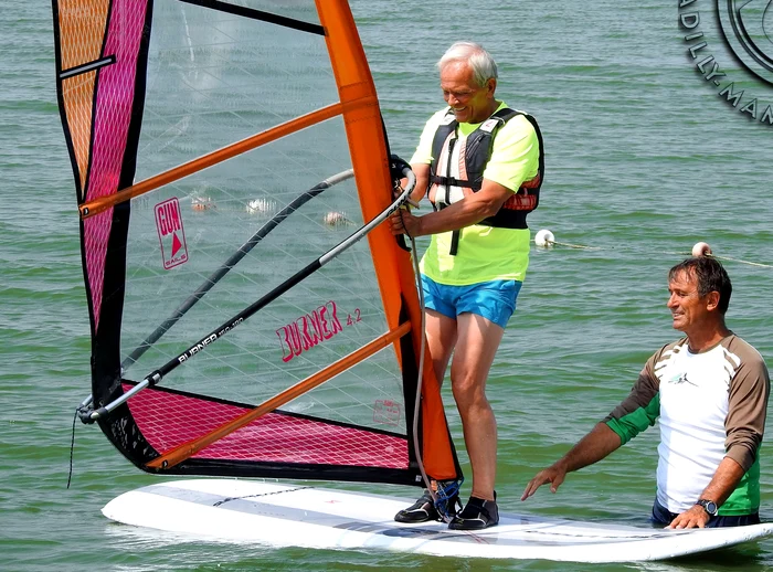 Theodor Stolojan s-a apucat de windsurfing Foto: Scoala de windsurfing - Piccadilly Mamaia/Facebook