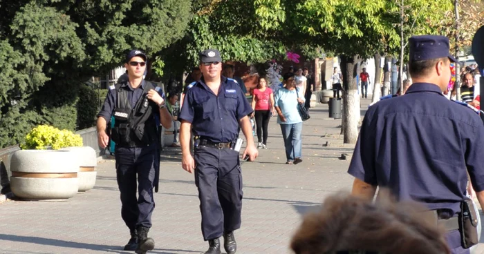 Jandarmi în patrulare pe străzile municipiului Slatina... (Foto: Mugurel Manea)