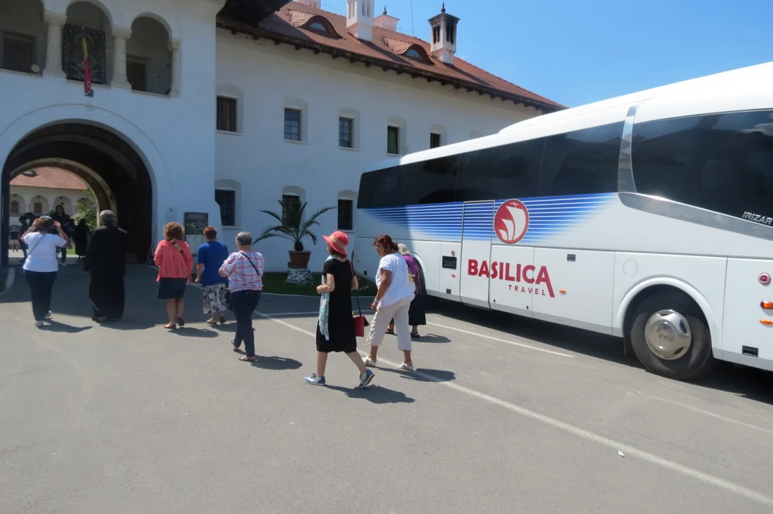 Autocarele agenţiei de turism "Basilica Travel" brăzdează ţara-n lung şi-n lat