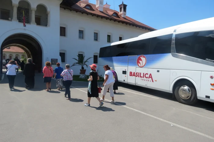 
    Autocarele agenţiei de turism "Basilica Travel" brăzdează ţara-n lung şi-n lat  