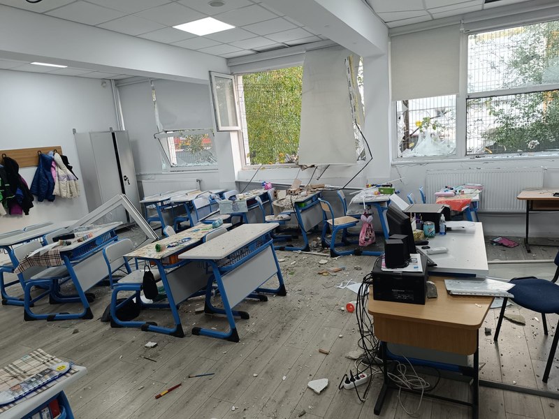 Liceul „Dimitrie Bolintineanu” și un alt bloc de locuințe, afectate de explozia puterincă din Rahova. Imagini cu sălile distruse