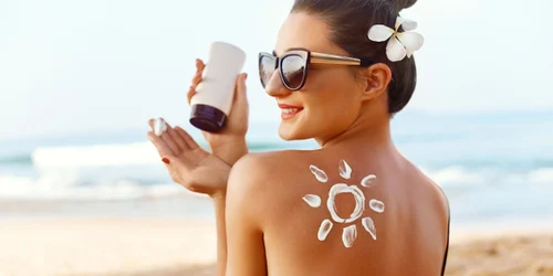 Crema de plaja - lotiune - plaja FOTO Shutterstock