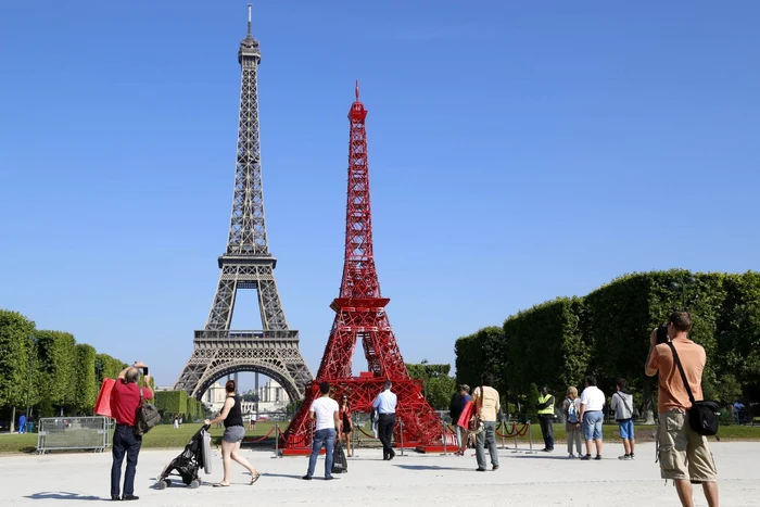 Replica turnului Eiffel este alcătuită din 324 de scaune roşii, fapt care aminteşte de înălţimea celebrului monument., 324 de metri. FOTO Reuters