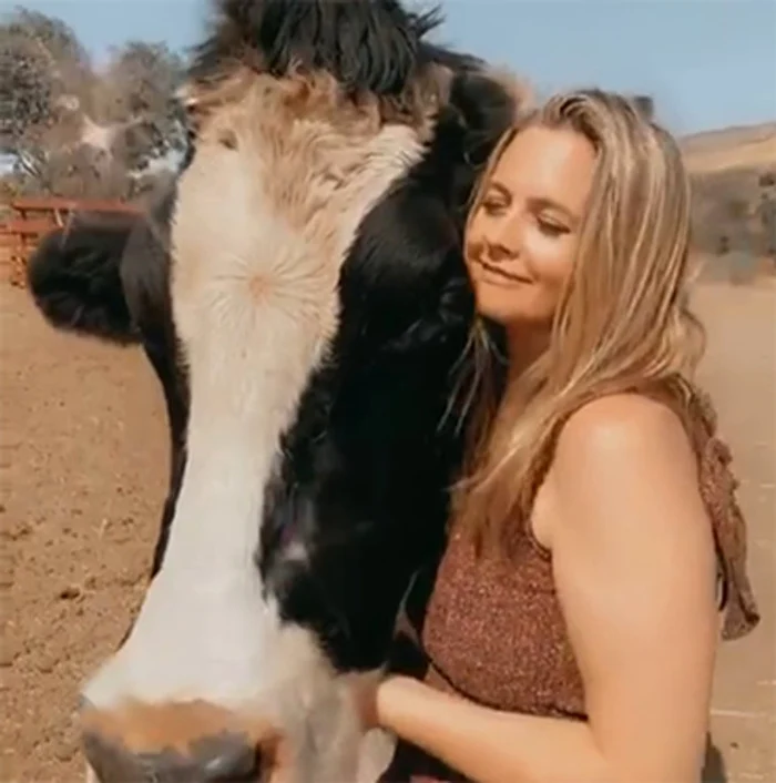 
    Alicia Silverstone  (44 de ani) nu vrea văcar la fermă, pentru că-i plac animalele  
