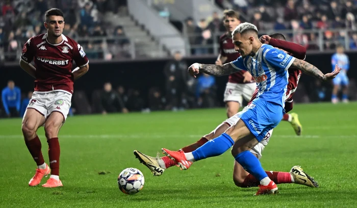 Alexandru Mitriță (albastru) „a semnat” victoria oltenilor (FOTO: Sportpictures)