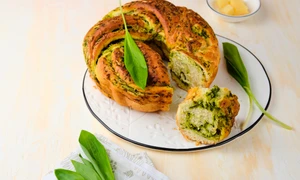 Paine impletita cu pesto de leurda  Sursa foto shutterstock 2444257887 jpg