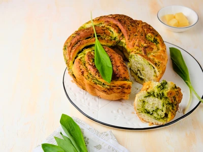 Paine impletita cu pesto de leurda  Sursa foto shutterstock 2444257887 jpg