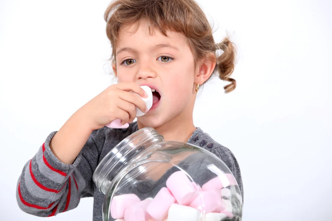 Fetita care mananca bezele Shutterstock