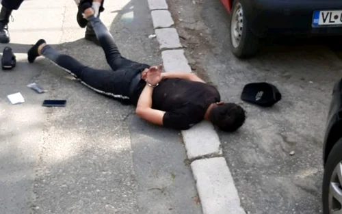 Hoţi de buzunare urmăriţi şi fugăriţi de jandarmi timp de 20 de minute pe străzile din Râmnicu Vâlcea în timpul pandemiei Foto Adevărul