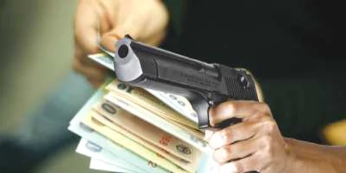 Tâlharii au agresta verbal victimele și i-au furat de 5.000 de euro