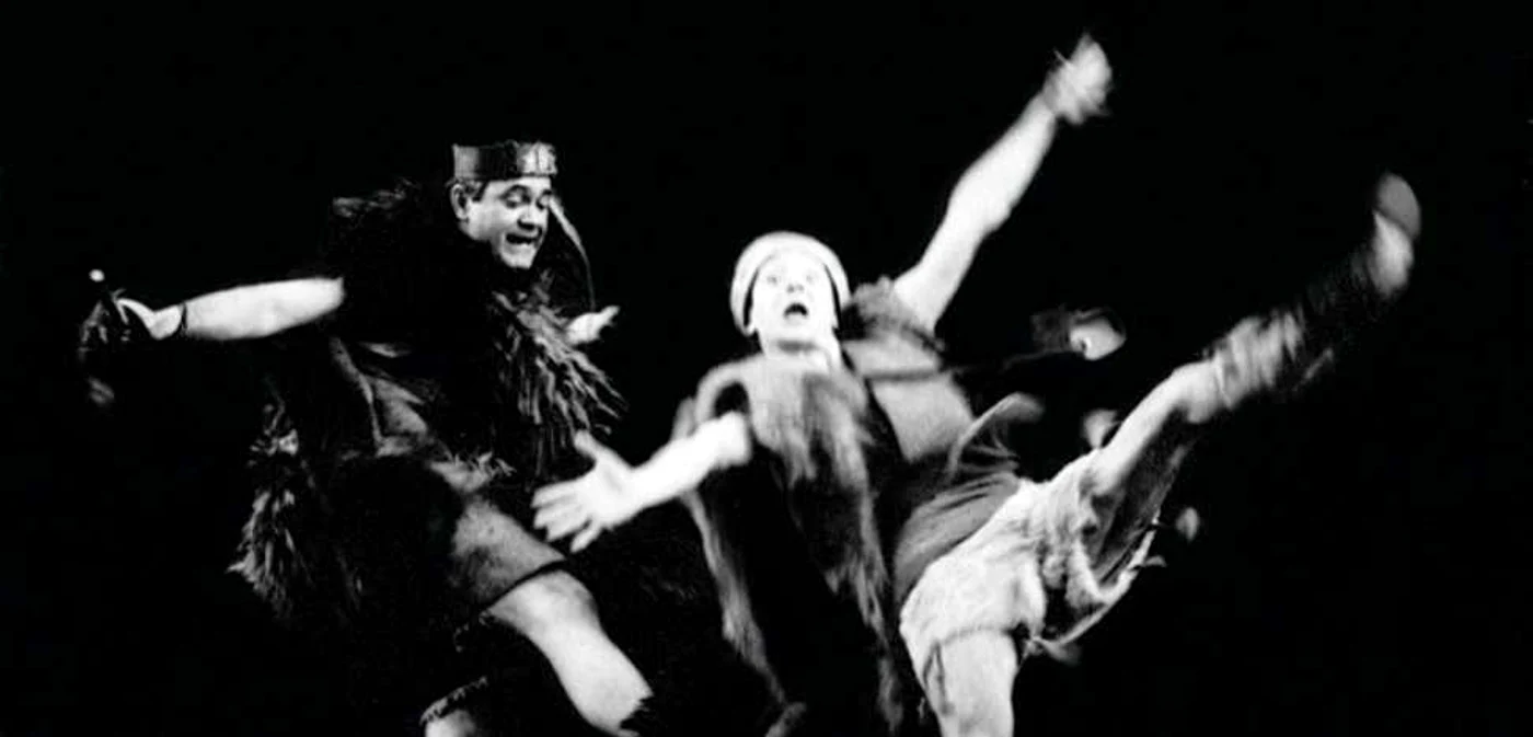 1965 - Trolius şi Cresida de William Shakespeare, regia David Esrig - Dem Rădulescu (Aiax), Marin Moraru (Patrocle)   FOTOGRAHII: Arhiva Teatrului de Comedie