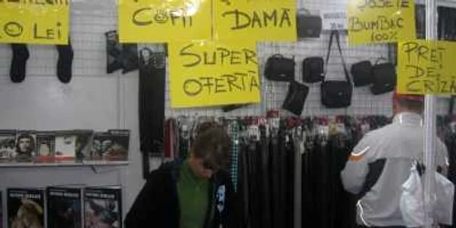 Expoziţia cuprinde articole pentru femei, bărbaţi şi copii