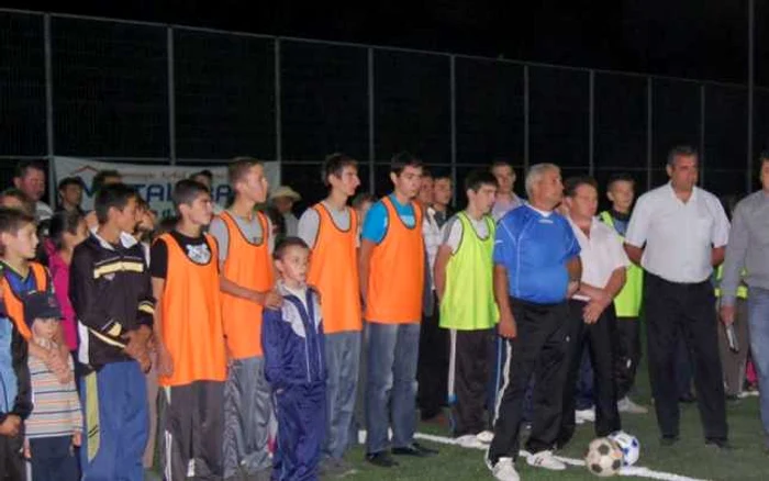 O parte din copiii din comuna Cungrea - la inaugurarea terenului sintetic de sport din localitate