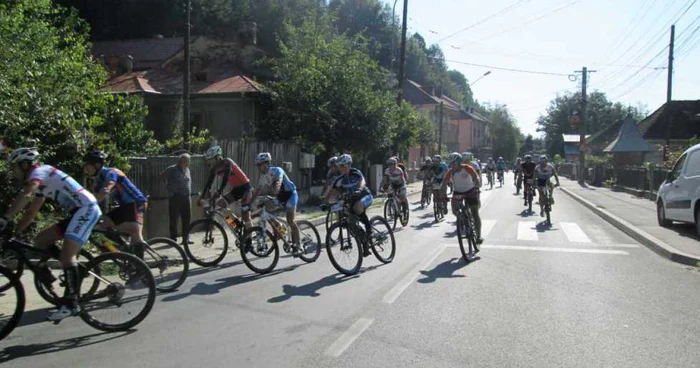 Cicliştii au avut de parcurs două trasee în zona deluroasă de la marginea oraşului Râmnicu Vâlcea. Foto Adevărul