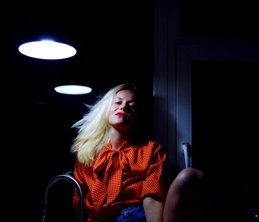„Multimedia e poezia, decorul și costumul meu de spectacol”  – interviu cu Carmen Lidia VIDU jpeg
