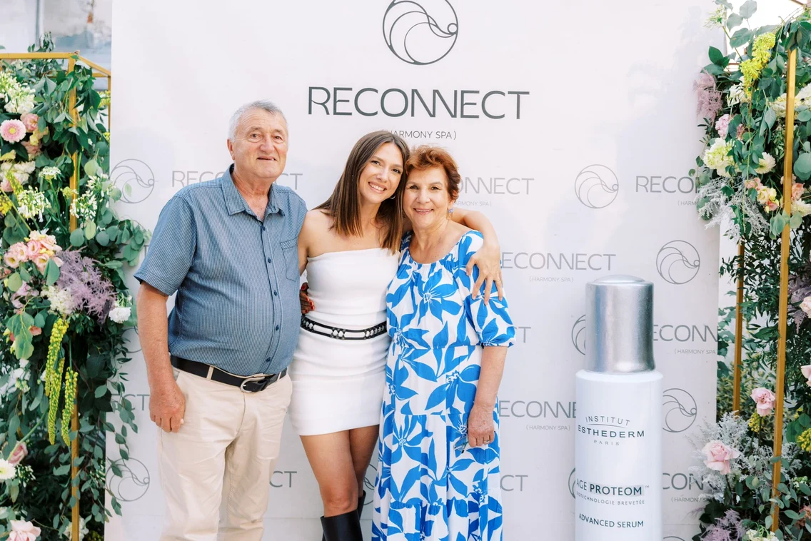 Adela Popescu și părinții, la lansarea centrului fratelui său, Călin foto Click!
