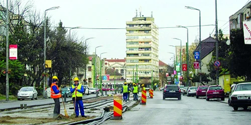 Zeci de muncitori lucrează la dezmembrarea liniilor de tramvai