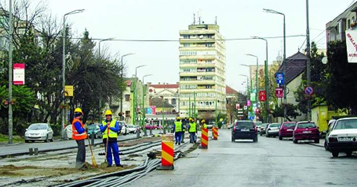 Zeci de muncitori lucrează la dezmembrarea liniilor de tramvai